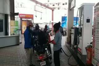 no-helmet-no-fuel-board-installed-at-petrol-pump-of-dhanbad