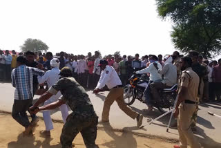 police beating supporters during gram panchayat election result in gadchiroli