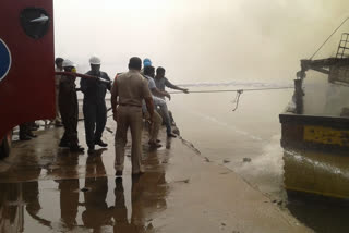 three injured as fishing boat catches fires  fishing boat catches fires in Kakinada  Andhra Pradesh police on fishing boat fires  ആന്ധ്രാപ്രദേശിൽ ബോട്ടിന് തീപിടിച്ച് മൂന്ന് മത്സ്യത്തൊഴിലാളികൾക്ക് പരിക്കേറ്റു  ബോട്ടിന് തീപിടിച്ച് മൂന്ന് മത്സ്യത്തൊഴിലാളികൾക്ക് പരിക്കേറ്റു  മത്സ്യത്തൊഴിലാളികൾക്ക് പരിക്കേറ്റു