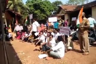 congress-protests-against-to-open-liquor-store-in-maroor