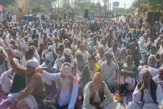 Farmers protest in front of Mini Secretariat, किसानों का प्रदर्शन