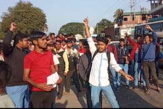 dalgaon-road-blocked-by-student