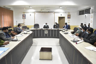 जिलाधिकारी नितीश कुमार ने शुक्रवार को देर शाम प्रशासनिक अधिकारियों के साथ बैठक की.