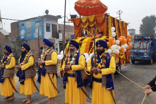 गुरुगोविन्द सिंह के 354 वें जन्मोत्सव पर  निकाली गई शोभा यात्रागुरुगोविन्द सिंह के 354 वें जन्मोत्सव पर  निकाली गई शोभा यात्रा