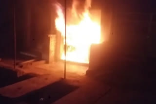 अलीगढ़ जिले में स्पेयर पार्ट्स की दुकान में आग