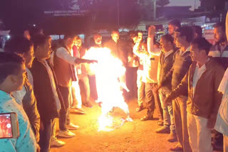 Congress workers blew the effigy of the government