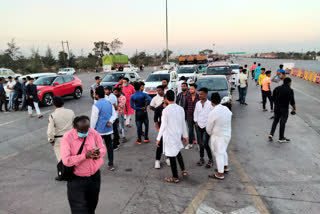 congress worker protest over illegal recovery in Bhojpuri toll plaza