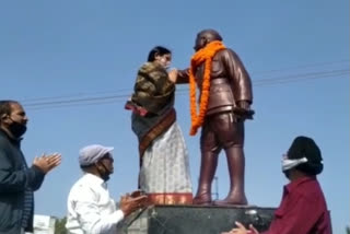 mp annapurna devi garlanded the statue of netaji in koderma