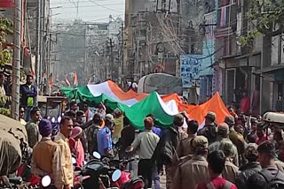 নেতাজি জন্মদিতে হাজার ফুটের জাতীয় পতাকা নিয়ে শহর পরিক্রমা যুব মোর্চার