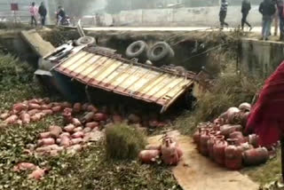 truck overturned in madhubani