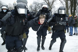 Russia arrests 350 protesters demanding Navalny's release