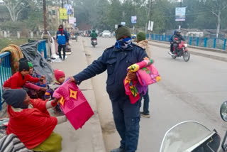 Roorkee CPU police distributed blankets to poor people