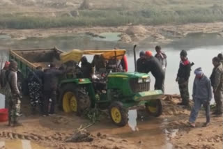 Illegal sand laden 13 tractor seized in Giridih