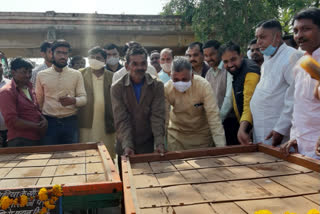 Minister Inder Singh Parmar distributed hand carts to 9 beneficiaries in Shajapur