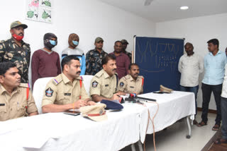 police arrested two chain snatchers in chittoor district and recovered gold