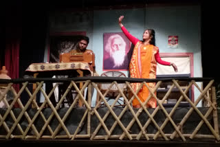 धुंध नाटक के एक दृश्य में नुपुर चक्रवर्ती