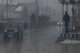 Srinagar receives heavy snowfall