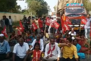 spinning mill workers protest at ananthapur to remove illegal lay off and provide work