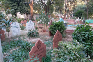 delhi waqf board chairman on graveyard
