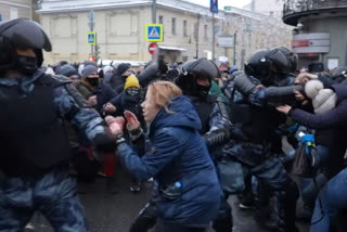 alexey navalny supporters clash with police in moscow, 3454 arrested