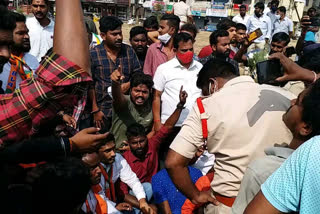 conflict between trs and bjp while trs protest at telangana chowk in karimnagar