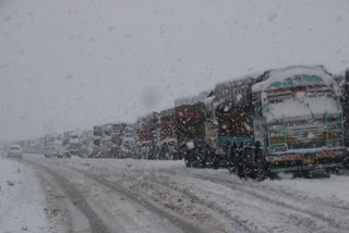 Air, road transport likely to resume after 2 pm in valley  Air, road transport likely to resume  ശ്രീനഗർ പാതയിലെ വ്യോമ, റോഡ് ഗതാഗതം പുനരാരംഭിച്ചു  മഞ്ഞ് വീഴ്‌ച  ശ്രീനഗർ