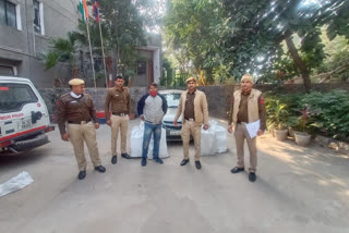 Delhi police caught an accused with illegal liquor in Ambedkar Nagar