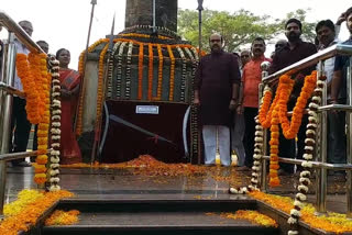 బొబ్బిలి యుద్ధ స్తంభం వద్ద నివాళులు అర్పించిన రాజవంశీకులు