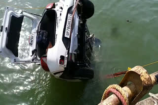 Car fell into the river, breaking the railing