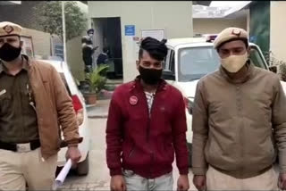 Police arrested two accused including a minor in robbery case in south delhi