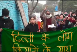 Left supporter students of JNU go to slums and seek support for kisan tractor rally