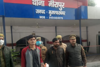 पुलिस की गिरफ्त में चोर.