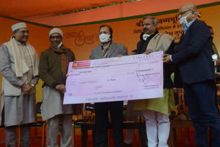 Union minister prakash javrekar honored those who contributed in building Sriram temple in delhi