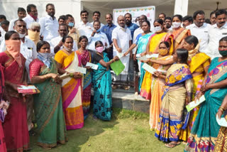 kalyana-laxmi-cheques-distributed-by-parakala mla-challa-dharma-reddy in parakala and nadikuda