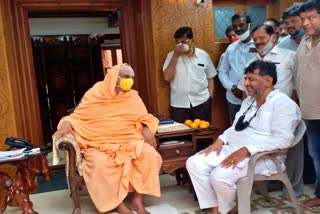 d-k-shivakumar-visits-sutturu-mata-in-mysore