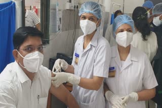 વડોદરાના સયાજી હોસ્પિટલમાં કોવિડ વિભાગના ડોક્ટરોએ કોરોના રસી લીધી