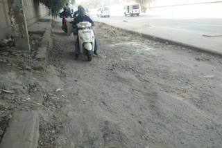 Difficult to drive on service lane leading to Palam flyover in Delhi