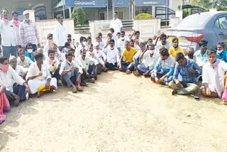 seetharam project land aquisition victims protest at mahabubabad collectorate