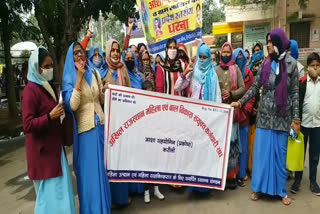 Asha Sahyogini's strike continues, आशा सहयोगिनियों का धरना जारी