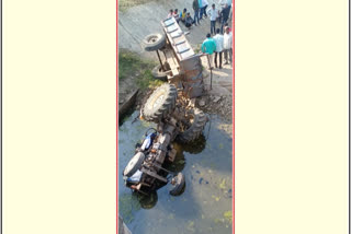 accident-took-place-when-a-tractor-overturned-in-jalgaon-district