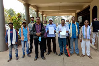 Farmers of Dhamtari  reached collectorate for demanding land compensation