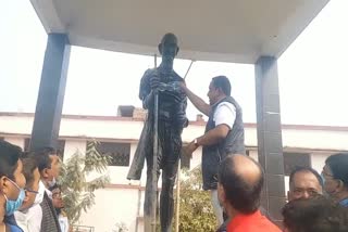 health-minister-banna-gupta-cleaned-mahatma-gandhi-statue-in-jamshedpur