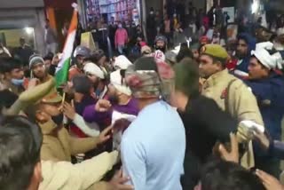 farmers and police Scuffle  farmers and police Scuffle loni border  farmers and police Scuffle Ghaziabad