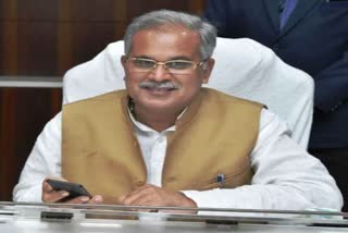 cm-bhupesh-baghel-congratulates-radheshyam-barle-for-padma-shri-alankar