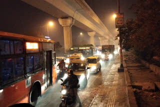 Carrot truck overturned near Azadpur mandi delhi