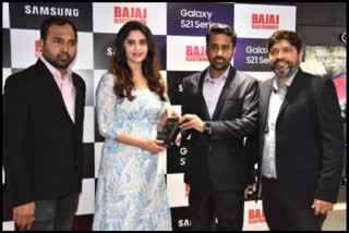 actress surabhi launch samsung galaxy s21 in hyderabad