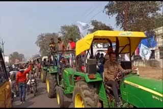 hundreds-of-farmers-entering-delhi-with-tractor-after-breaking-barricading