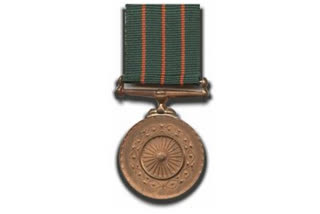 Shaurya Chakra posthumously  Handwara encounter  Shaurya Chakr  Anuj Sood awarded Shaurya Chakra  சவுரியா சக்ரா  மேஜர் அனுஜ் சூத்  மேஜர் அனுஜ் சூத்துக்கு சவுரியா சக்ரா விருது