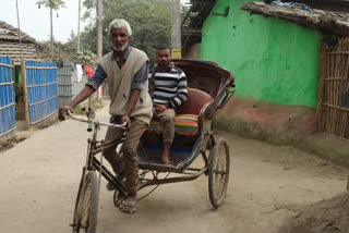 रिक्शा चलाते हुए स्वतंत्रता सेनानी का परिवार