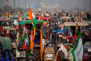 ETV bharat coverage at mukarba chowk near singhu border